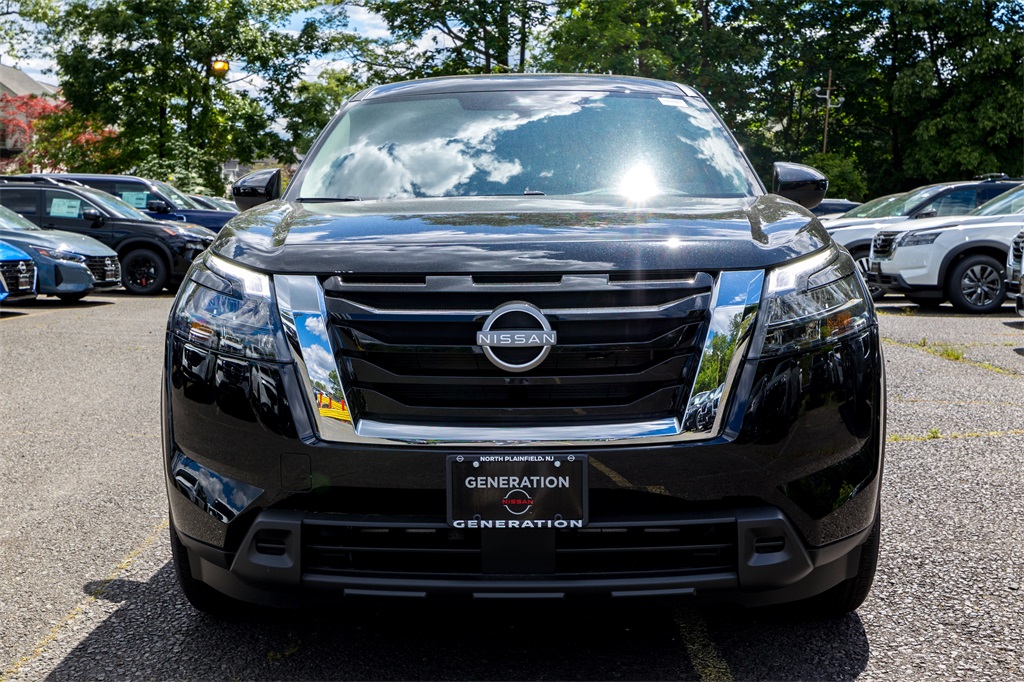 2025 Nissan Pathfinder S photo 2