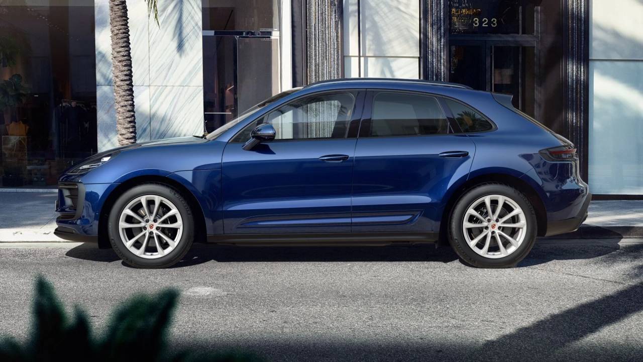 2025 Porsche Macan Base photo 2