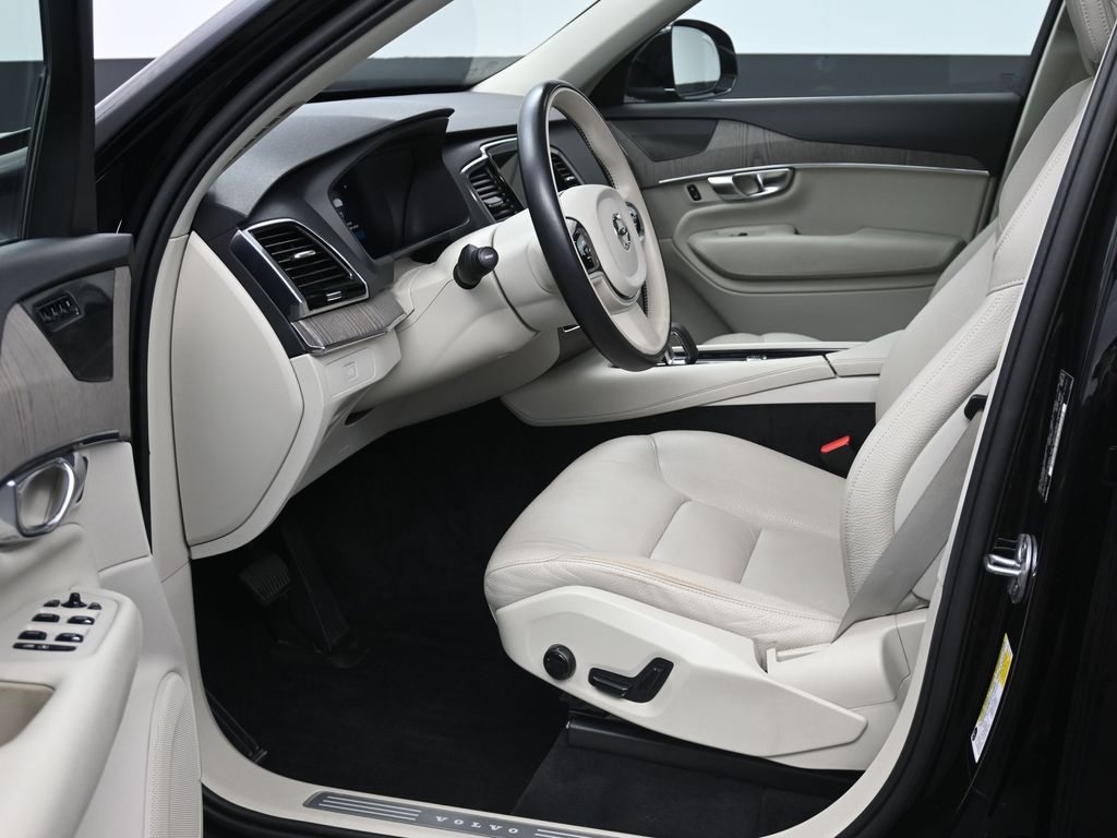 2023 Volvo XC90 Plus photo 4