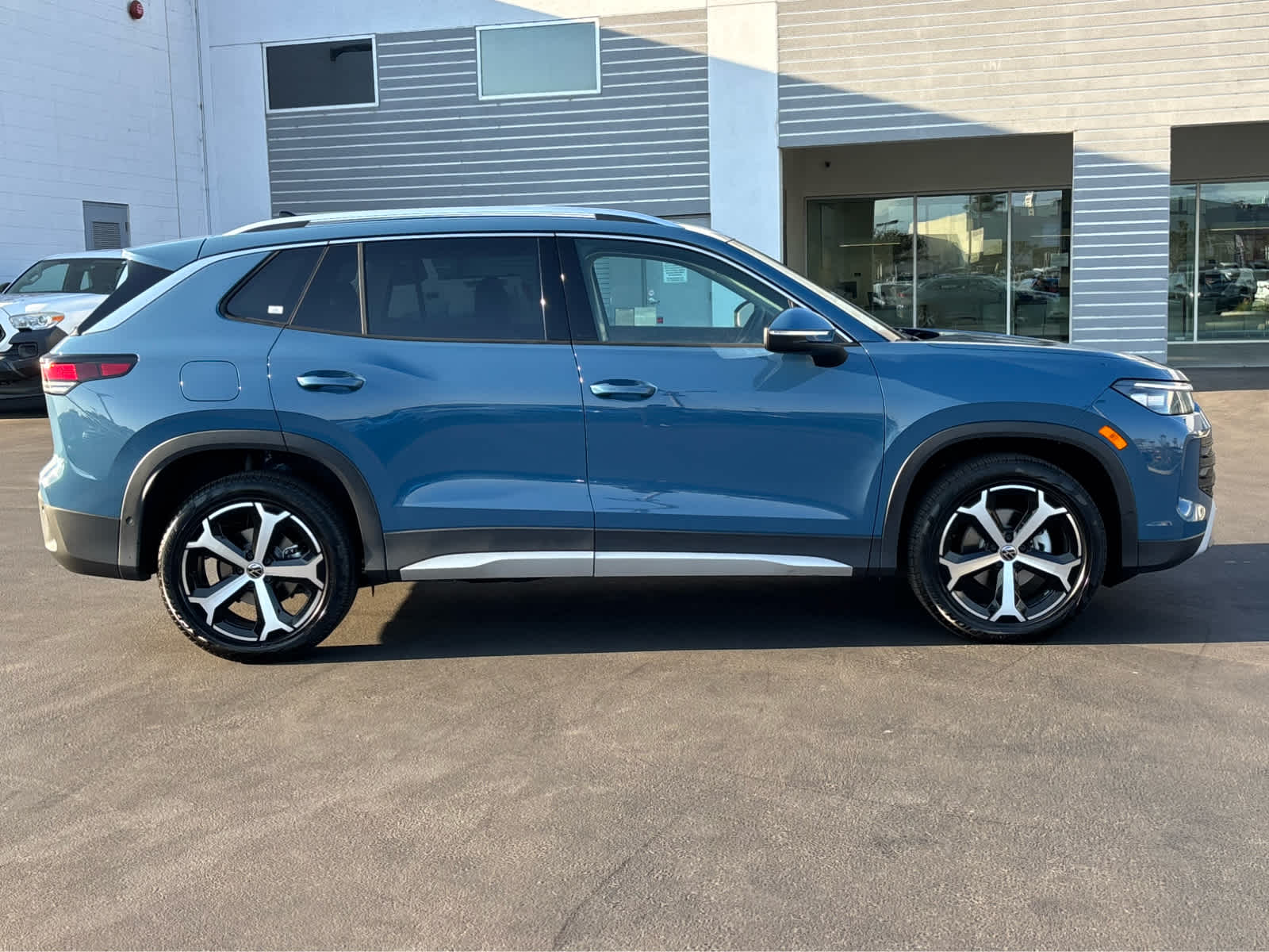 2025 Volkswagen Tiguan SE photo 2