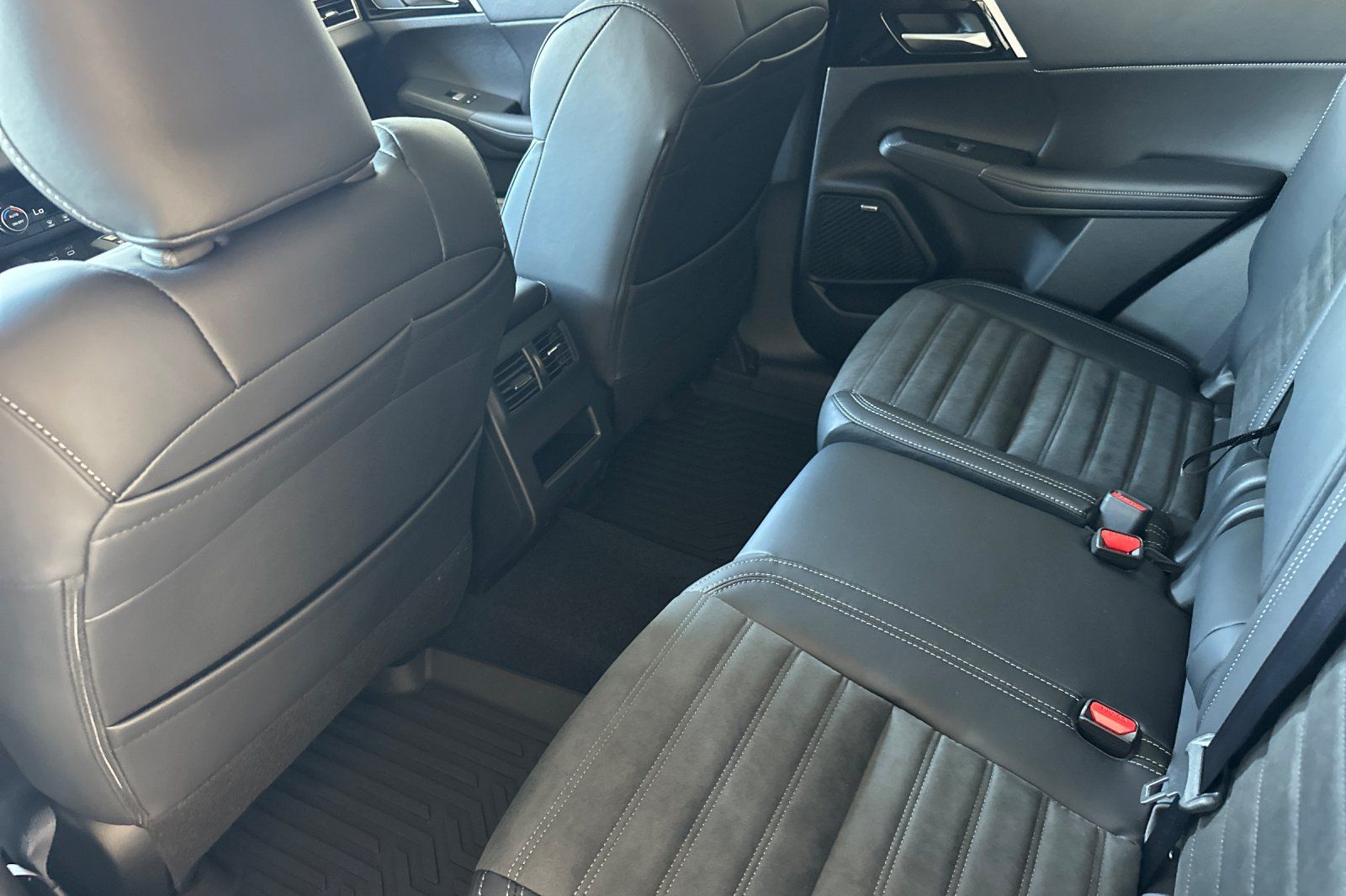 2025 Mitsubishi Outlander SE photo 11