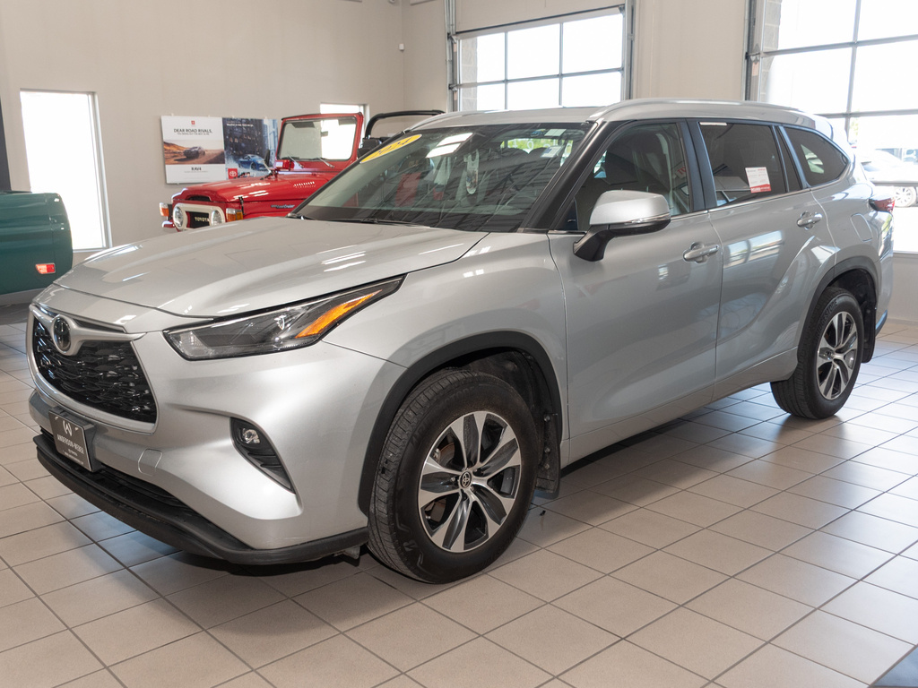 2024 Toyota Highlander XLE photo 3
