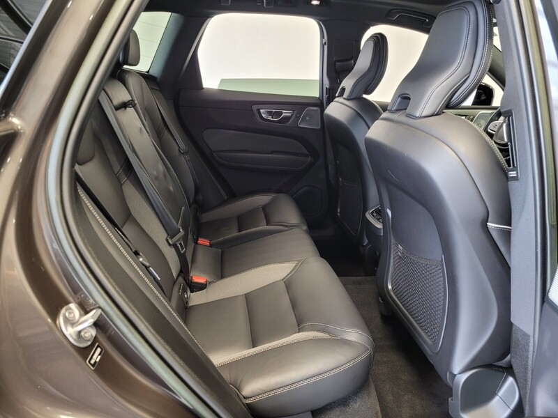 2022 Volvo XC60 B5 R-Design photo 16