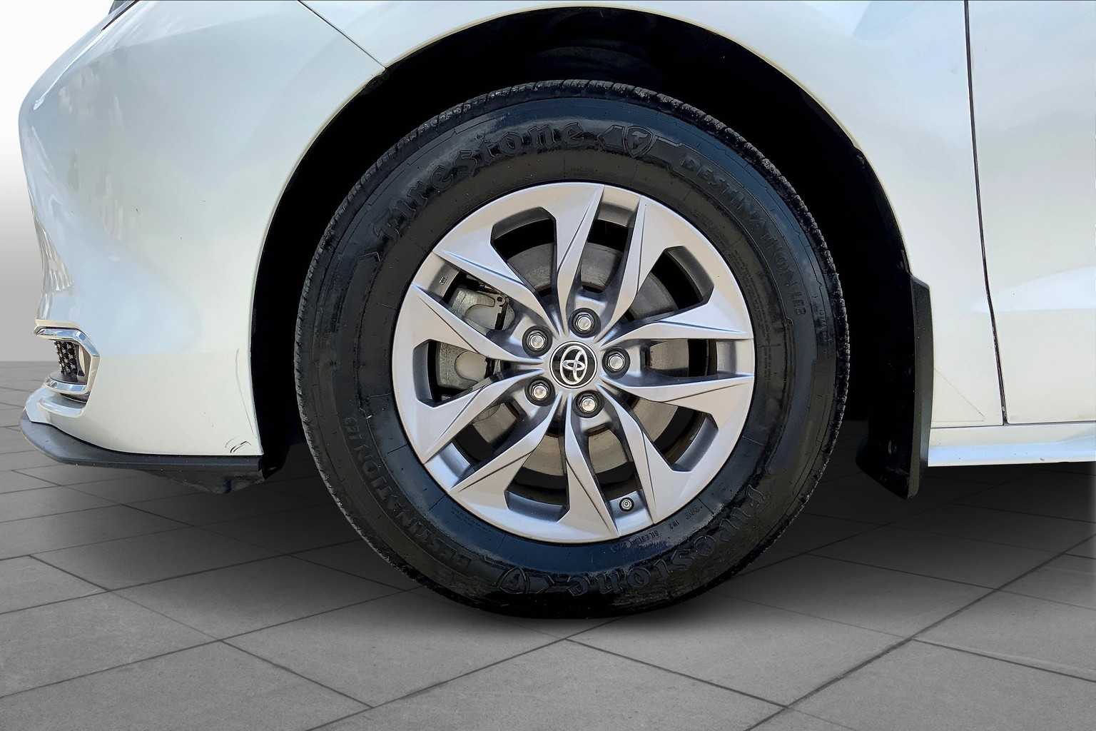 2023 Toyota Sienna XLE photo 10