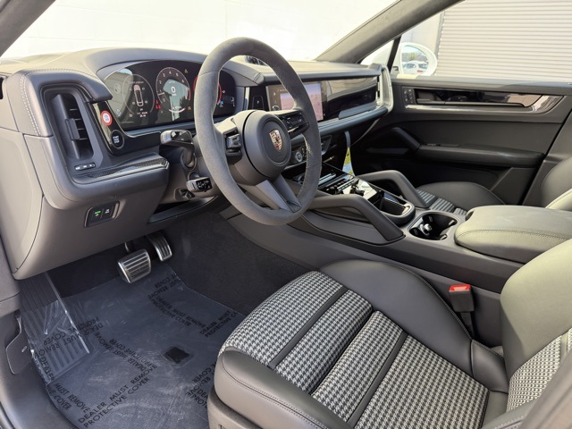 2025 Porsche Cayenne Coupe GTS photo 4