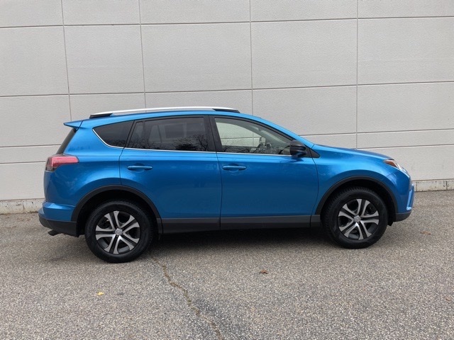 2016 Toyota RAV4 LE photo 3