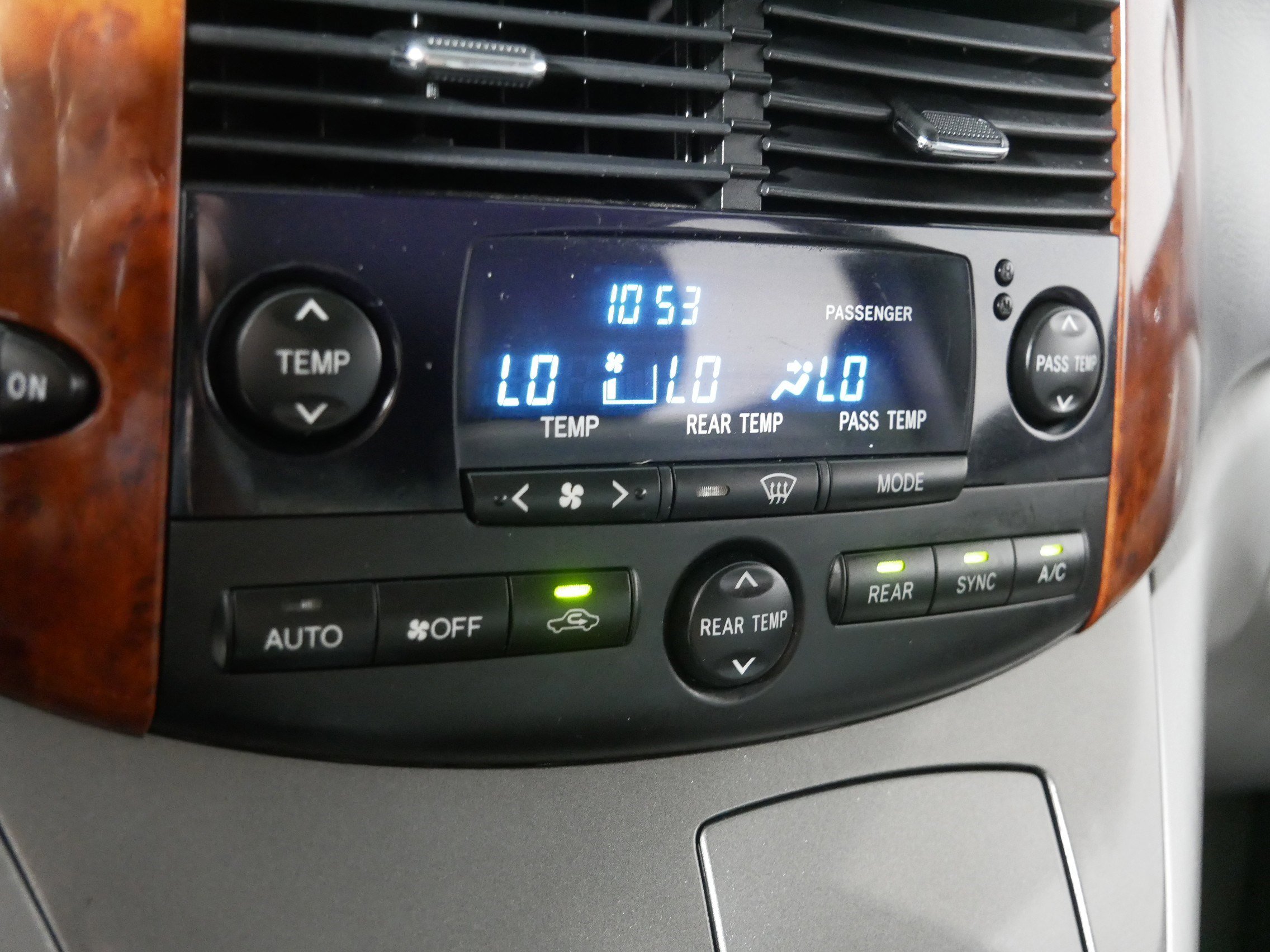 2004 Toyota Sienna XLE photo 13