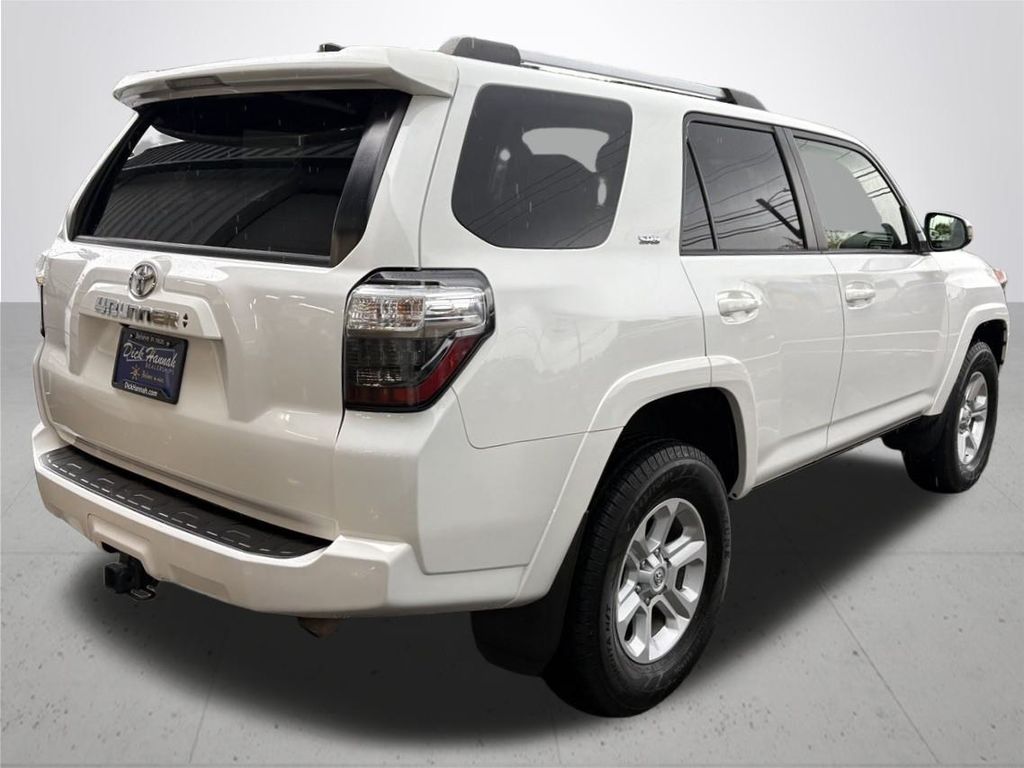 2022 Toyota 4Runner SR5 photo 3