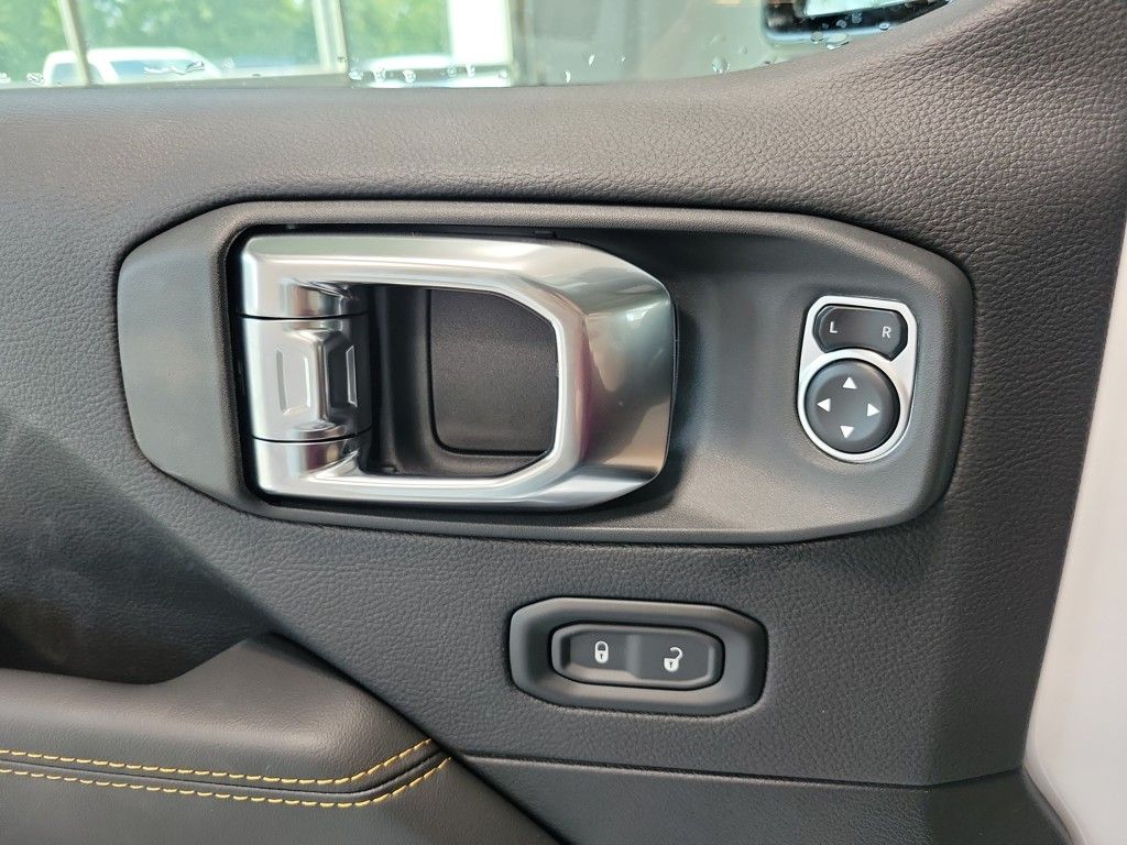2025 Jeep Wrangler Sahara photo 23