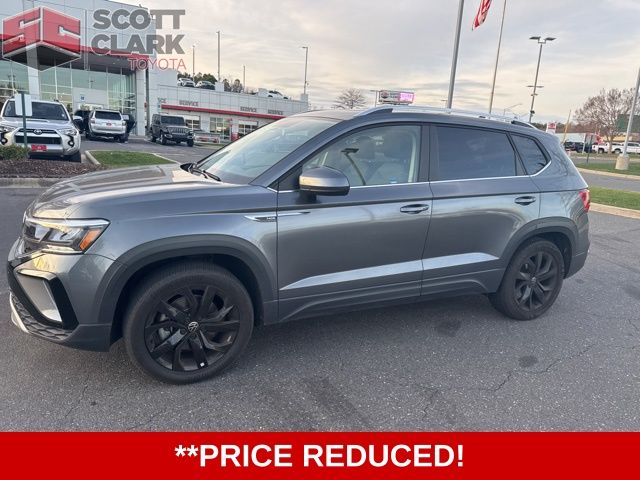 2022 Volkswagen Taos SE photo 2