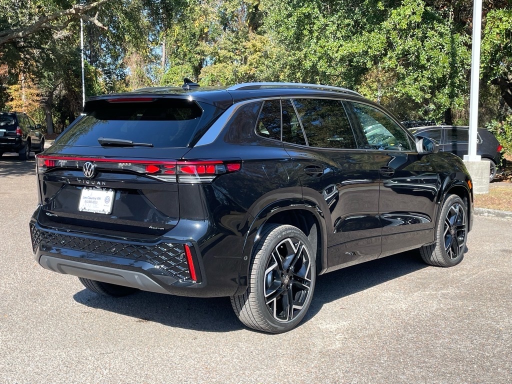 2026 Volkswagen Tiguan SEL R-Line photo 3
