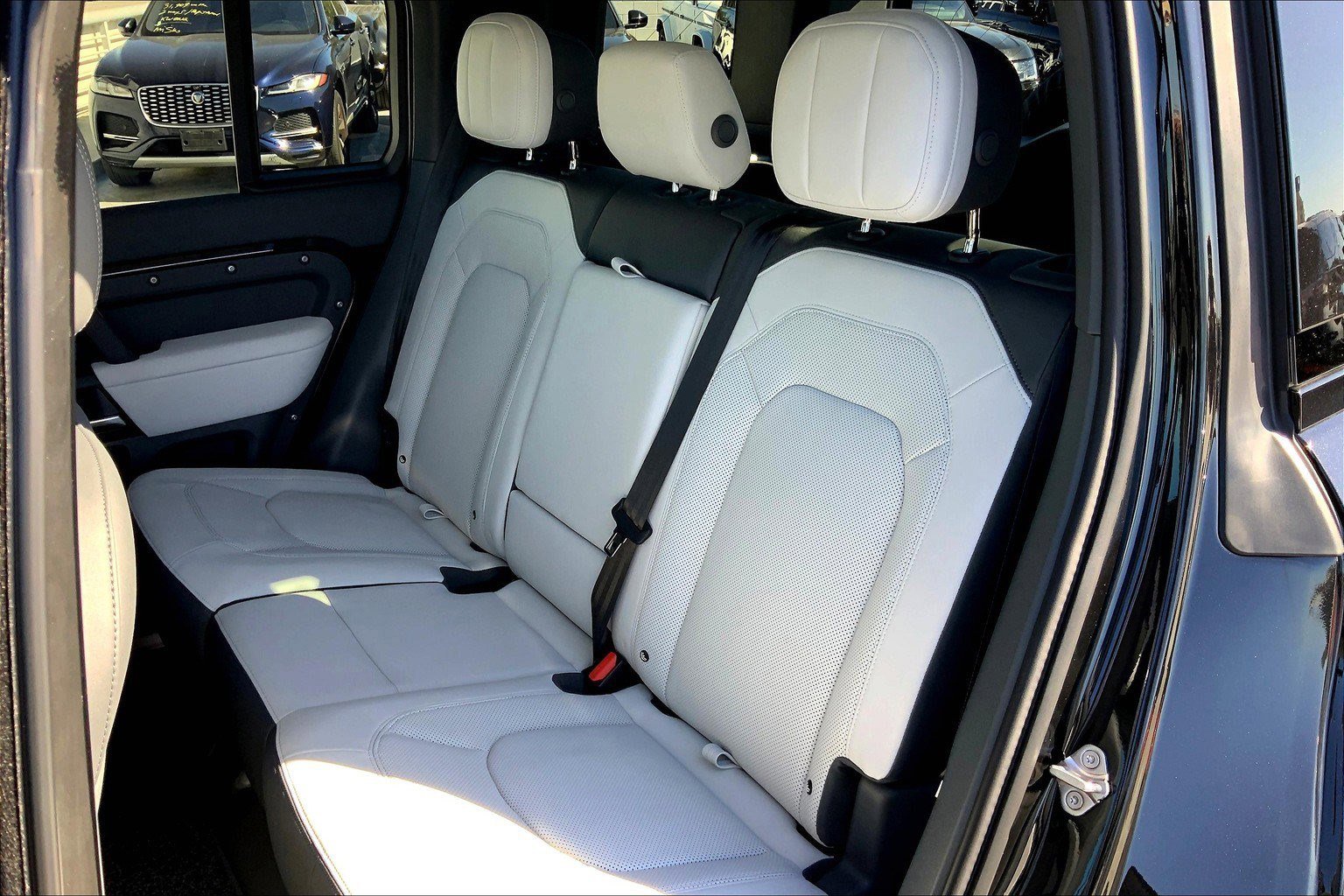 2025 Land Rover Defender 110 V8 photo 8
