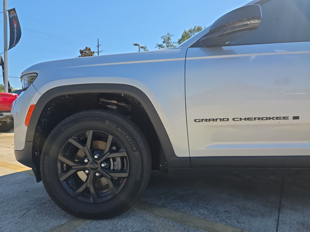 2024 Jeep Grand Cherokee Altitude photo 3