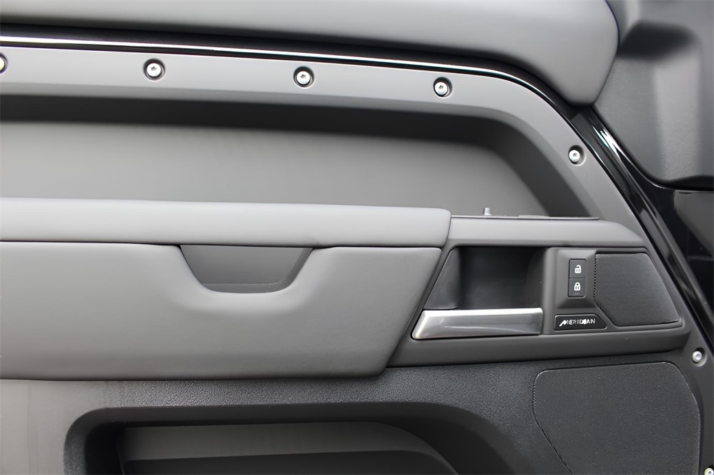 2025 Land Rover Defender 110 S photo 9