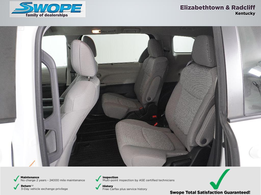 2022 Toyota Sienna LE photo 16