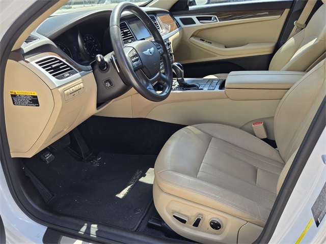 2015 Hyundai Genesis 3.8 RWD photo 9