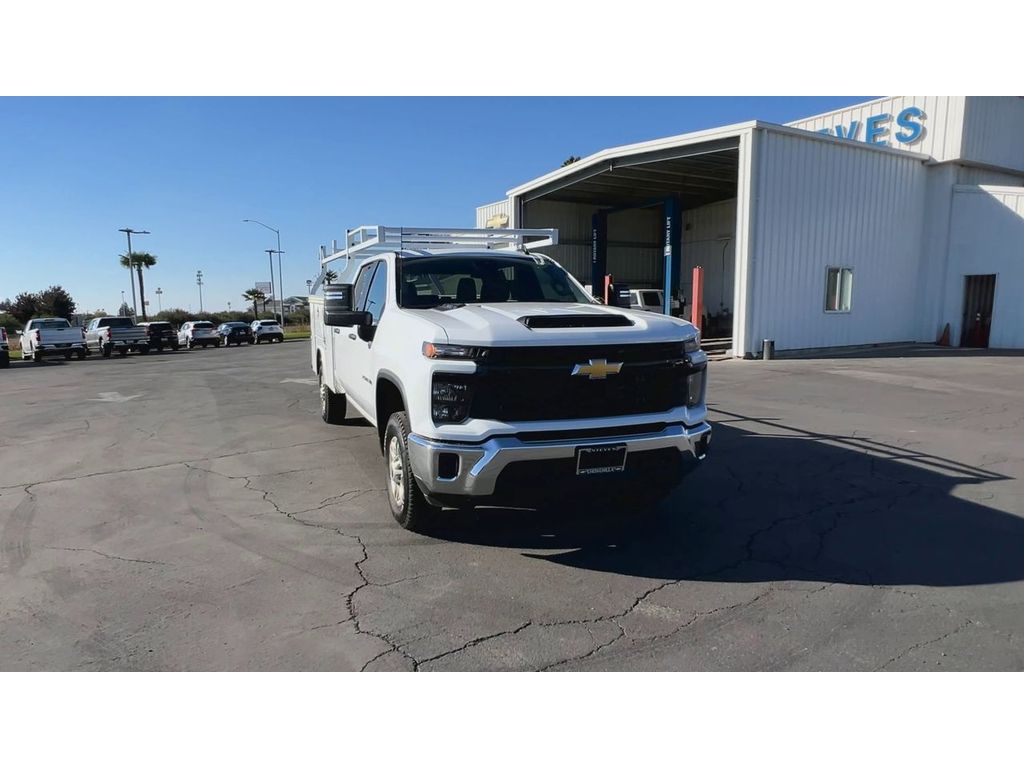 2025 Chevrolet Silverado 2500HD photo 3