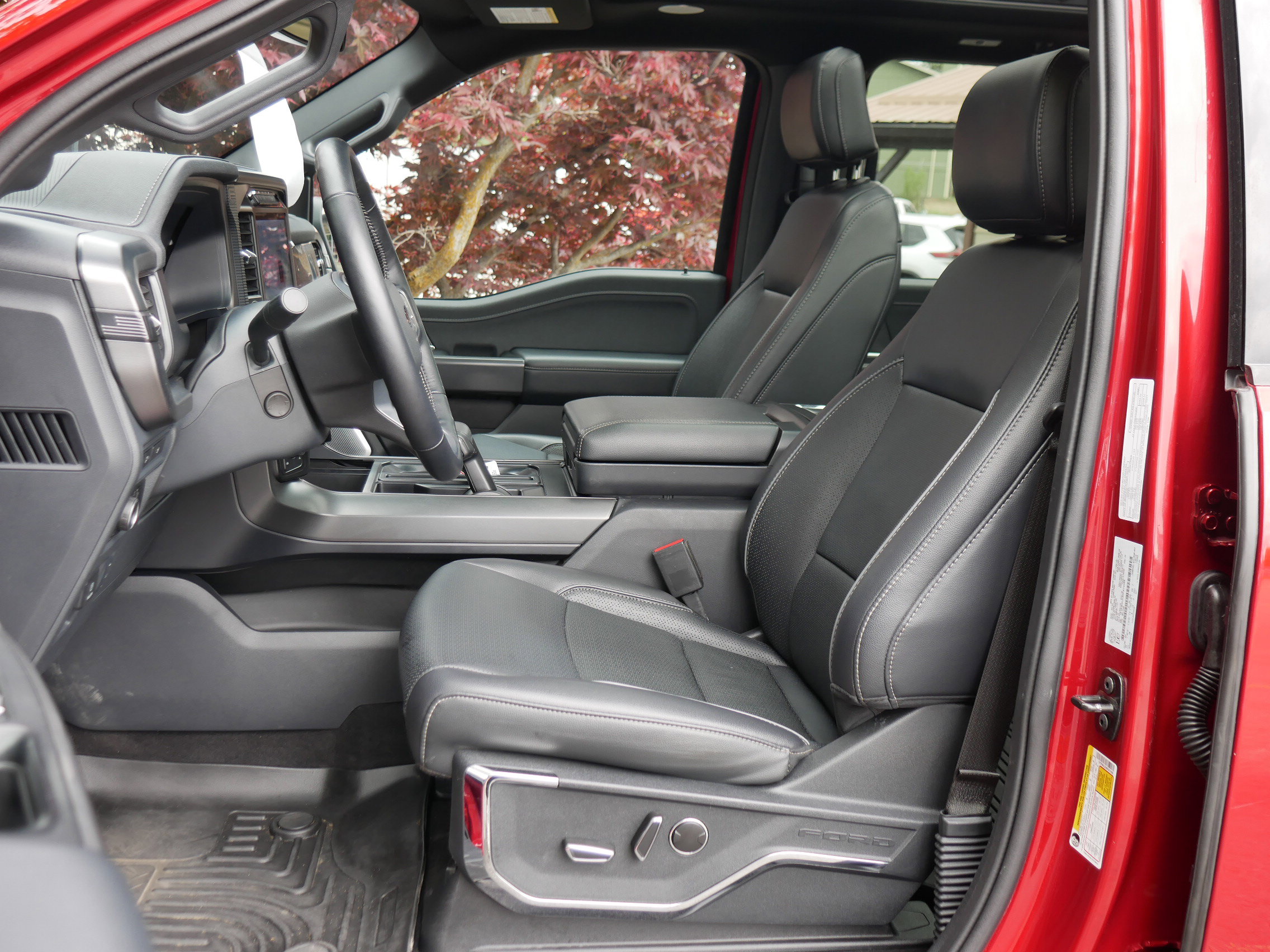 2024 Ford F-150 Lariat photo 2