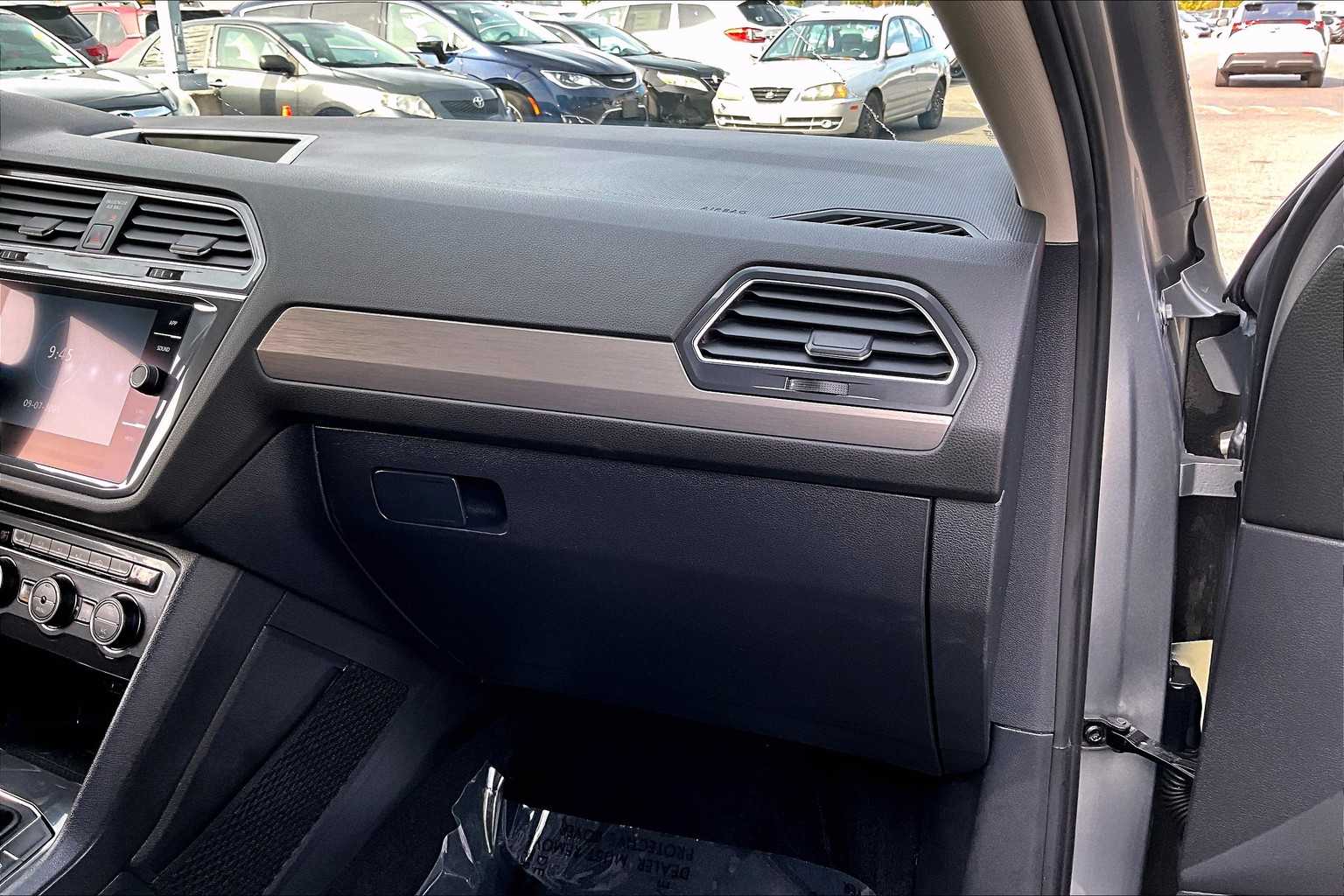 2020 Volkswagen Tiguan SE photo 17