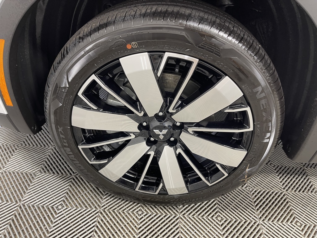 2025 Mitsubishi Outlander SE photo 30