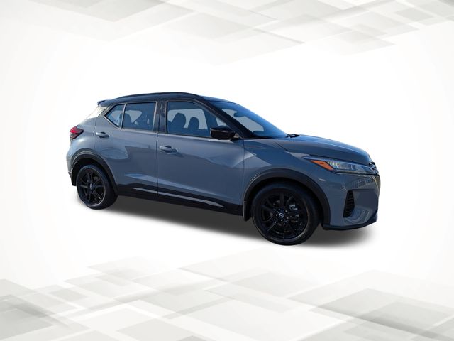 2022 Nissan Kicks SR photo 2