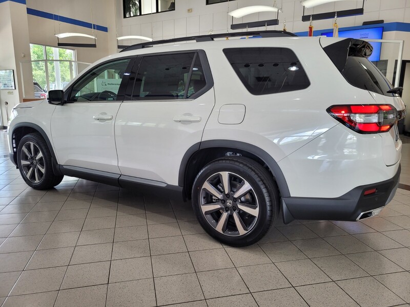 2025 Honda Pilot Touring photo 4