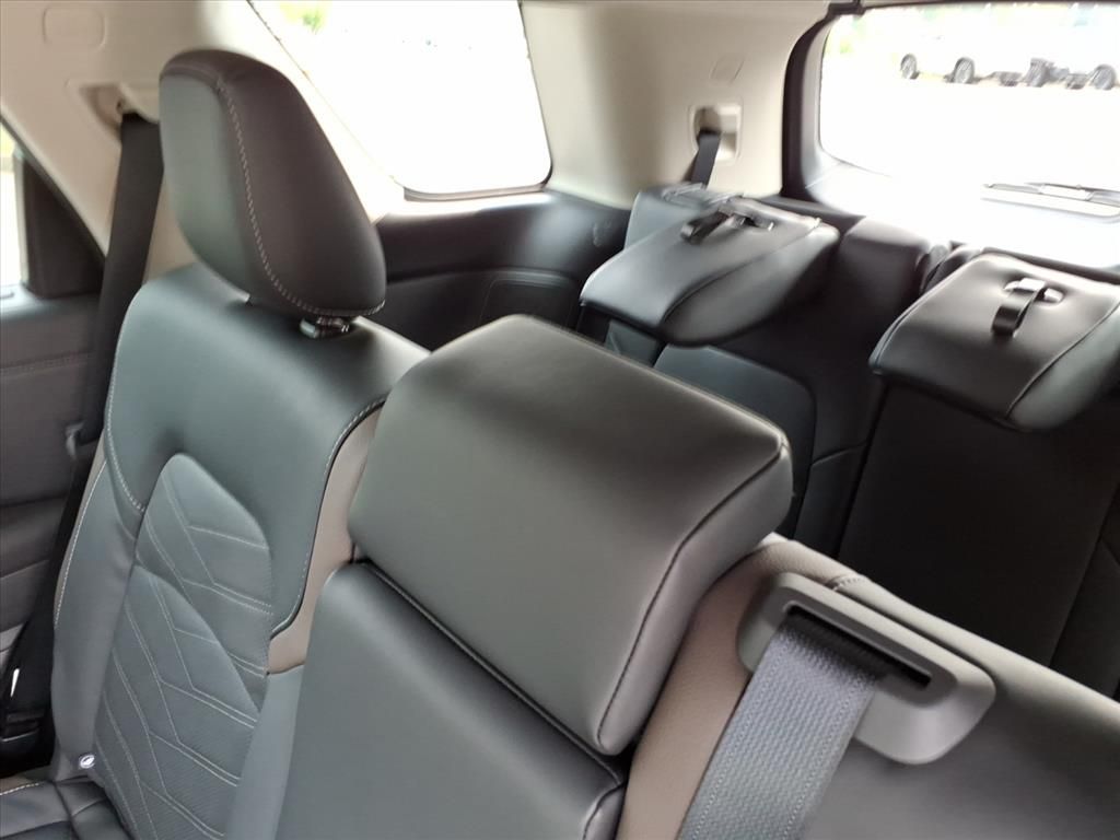 2025 Nissan Pathfinder Platinum photo 12
