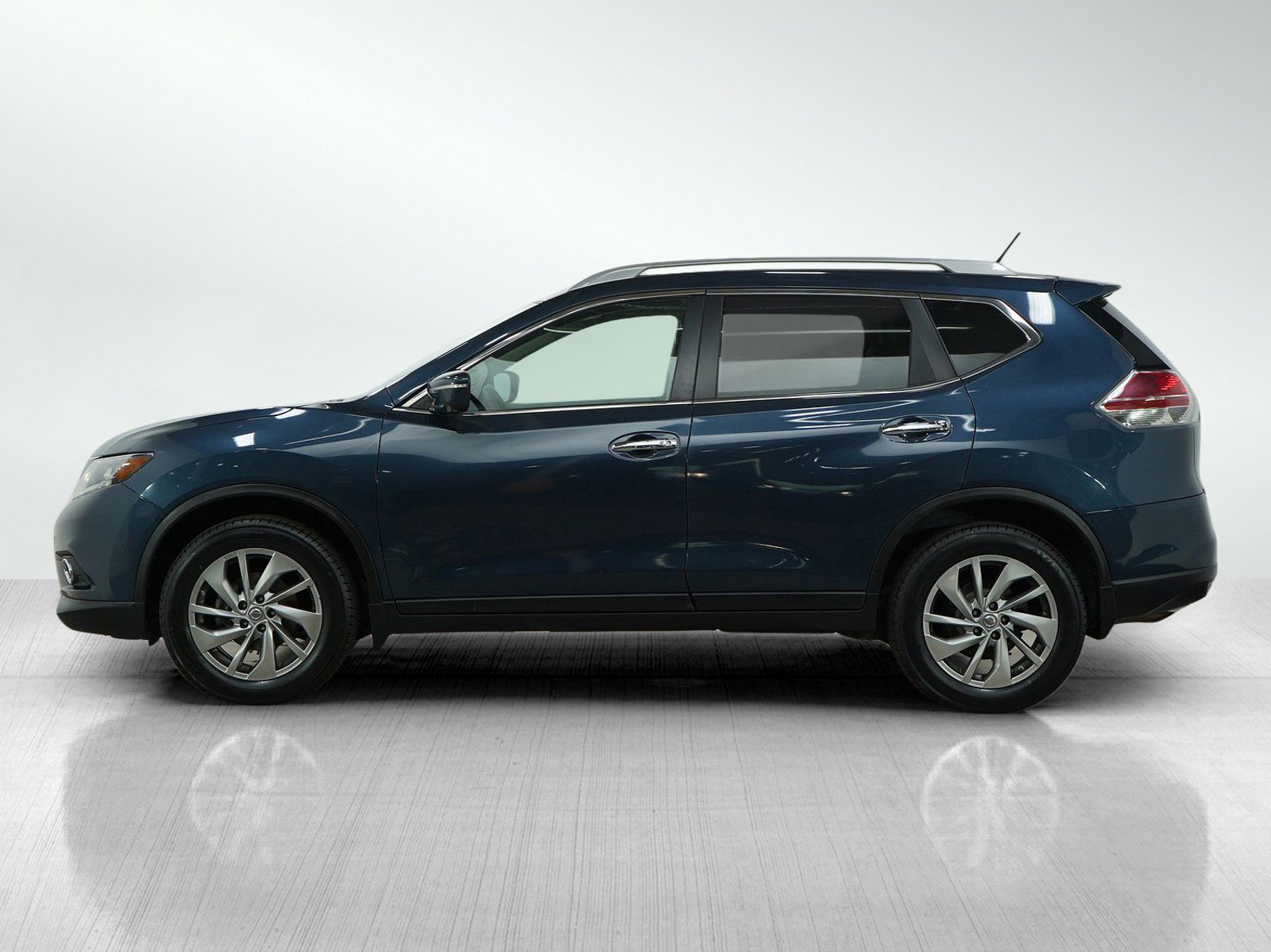 Used 2015 Nissan Rogue SL with VIN 5N1AT2MV8FC759530 for sale in Minneapolis, Minnesota