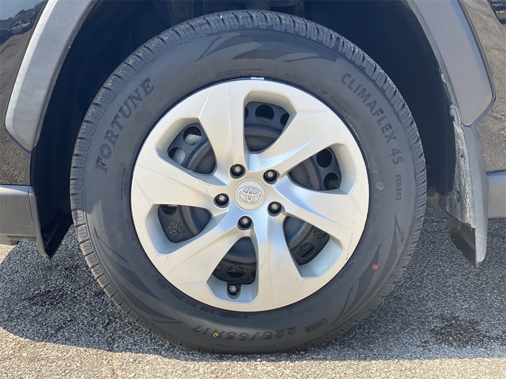 2021 Toyota RAV4 LE photo 9