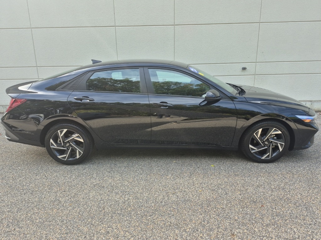 2025 Hyundai Elantra SEL Sport photo 3