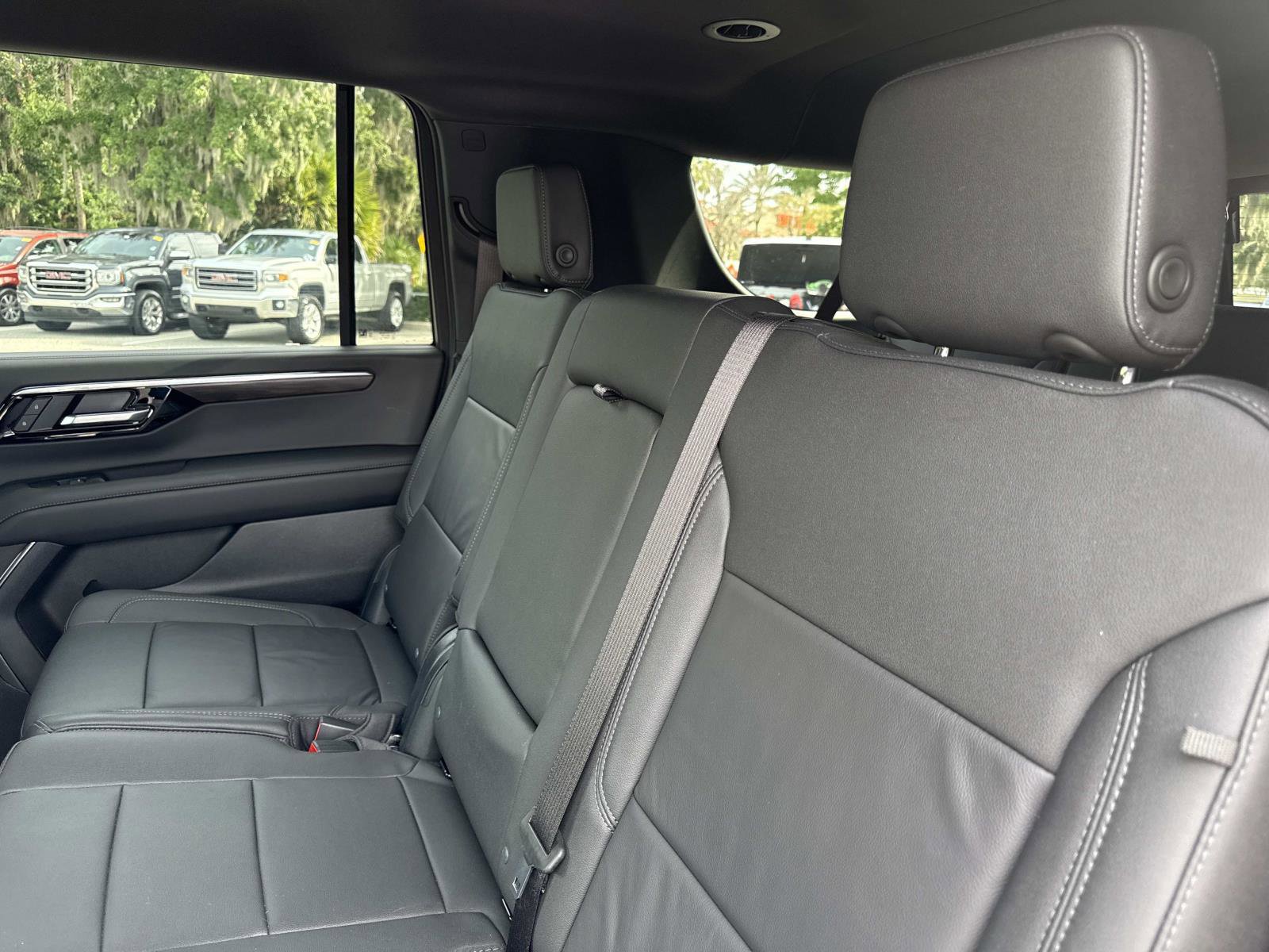 2025 Chevrolet Suburban Z71 photo 10