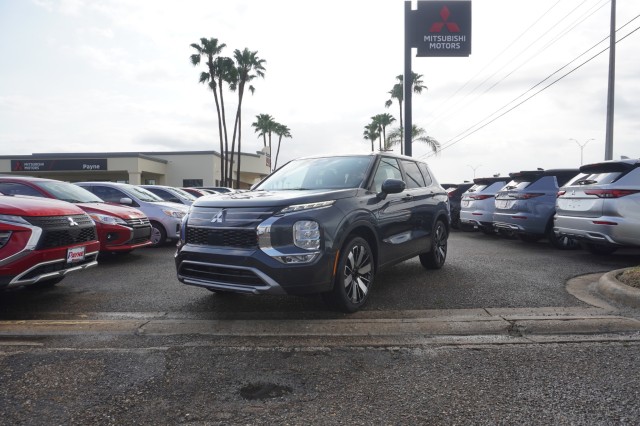 2025 Mitsubishi Outlander SE's photo