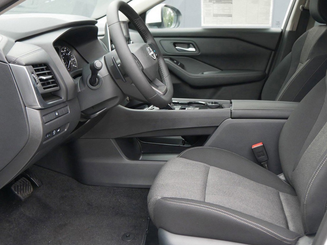 2026 Nissan Rogue SV photo 5