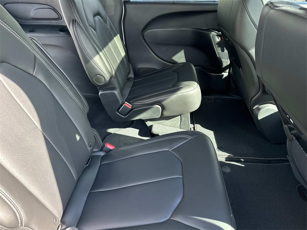 2025 Chrysler Pacifica photo 17