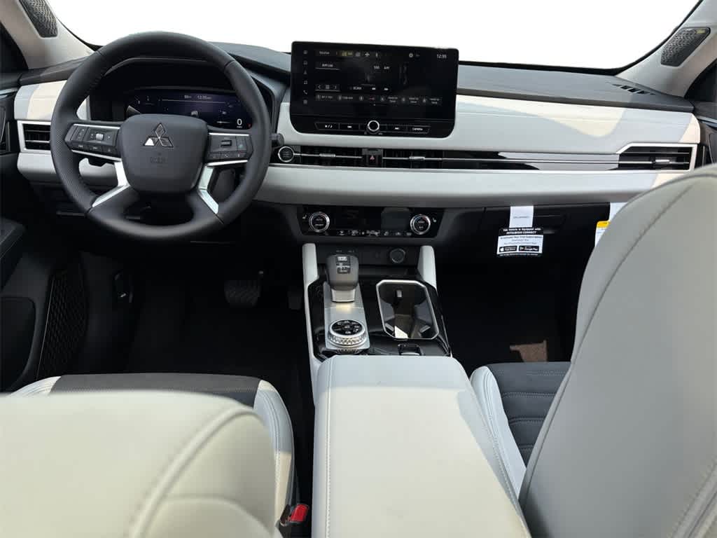 2025 Mitsubishi Outlander SE photo 4