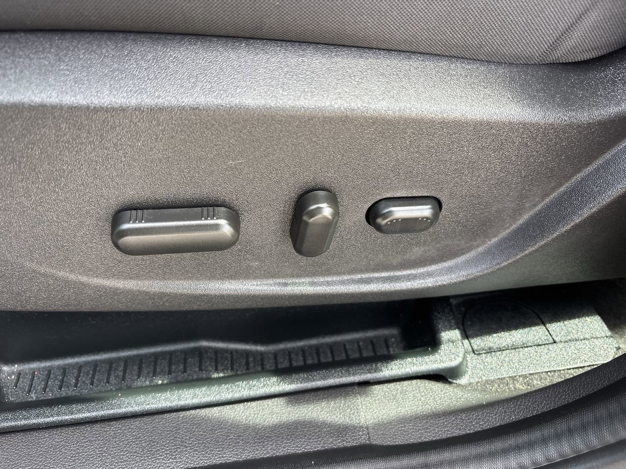 2017 Ford C-Max Hybrid SE photo 14