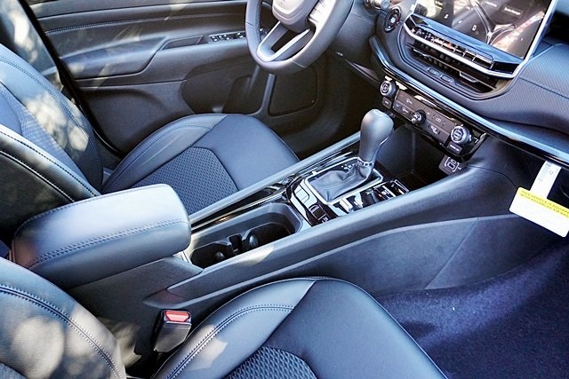 New 2026 Bright White Clear-Coat Exterior Paint Jeep Latitude image 13