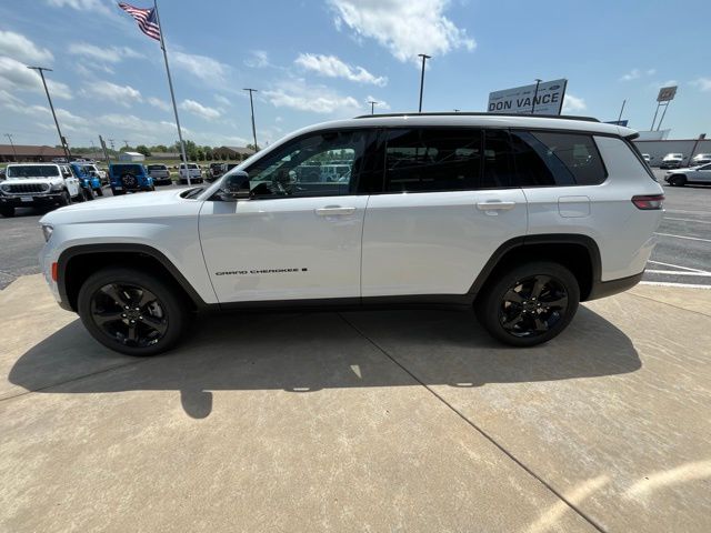 2025 Jeep Grand Cherokee Limited photo 2