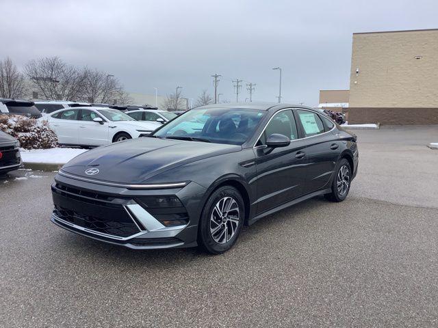 2026 Hyundai Sonata Hybrid Blue's photo