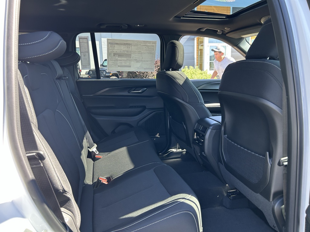2025 Jeep Grand Cherokee Laredo X photo 29