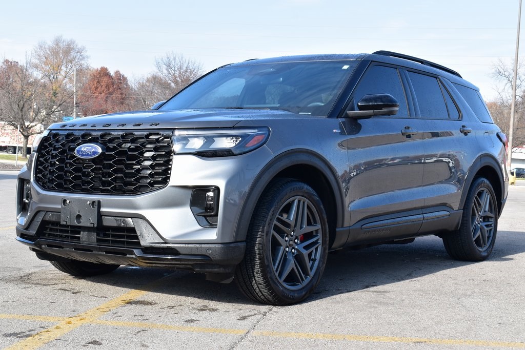 2025 Ford Explorer ST-LINE's photo