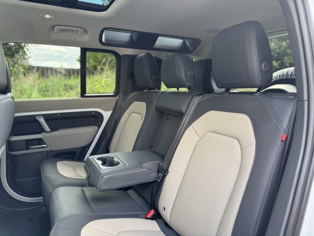 2023 Land Rover Defender 110 X-Dynamic SE photo 17
