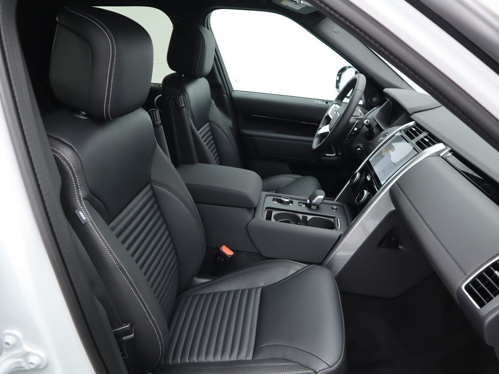 2025 Land Rover Discovery S photo 19