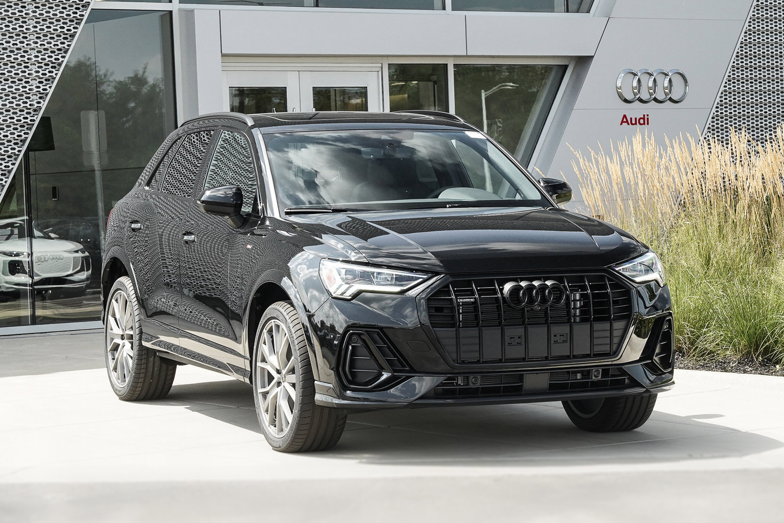 2025 Audi Q3 S line Premium Plus photo 2