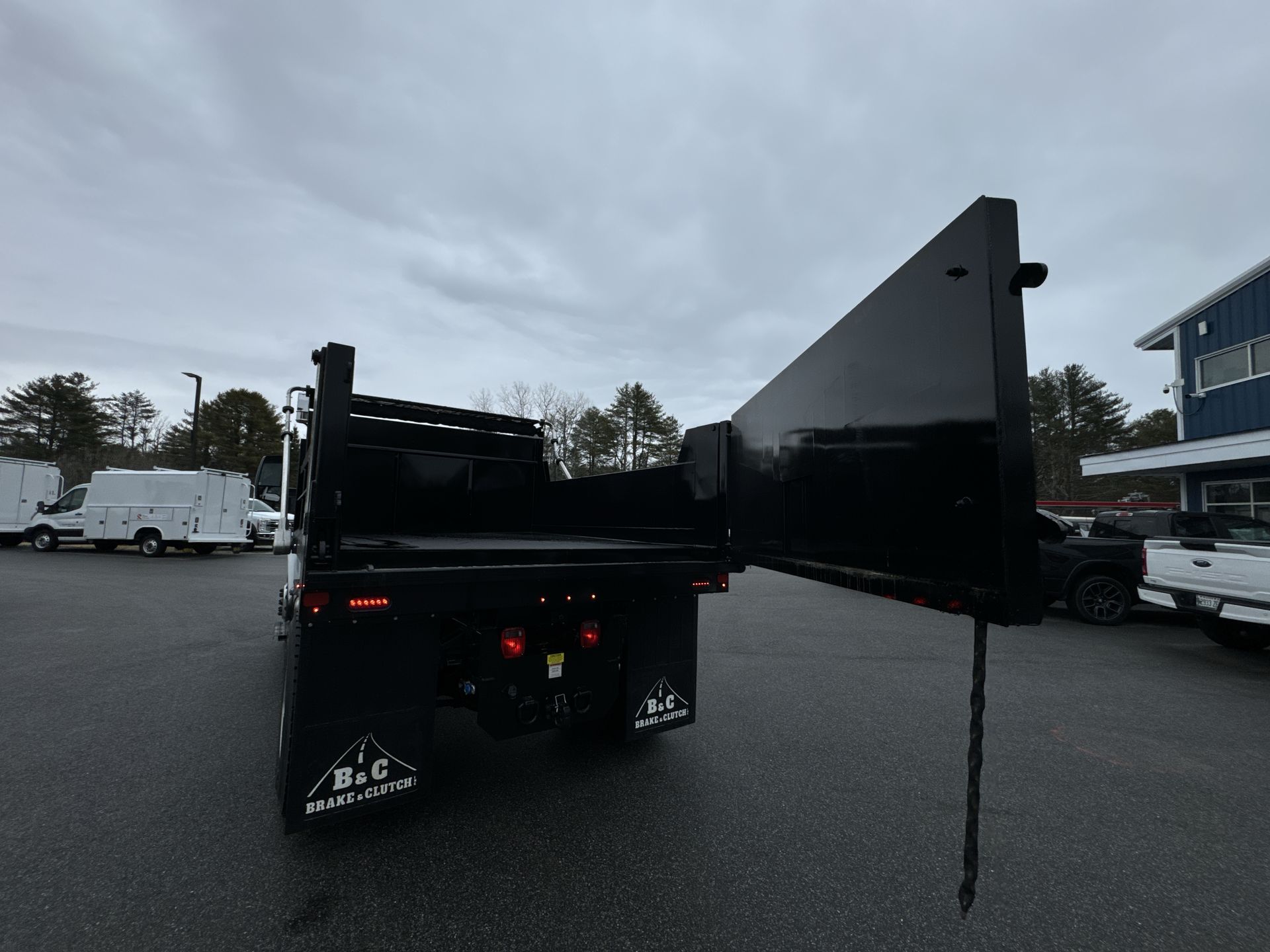 2025 Ford F-750 SuperCab photo 4