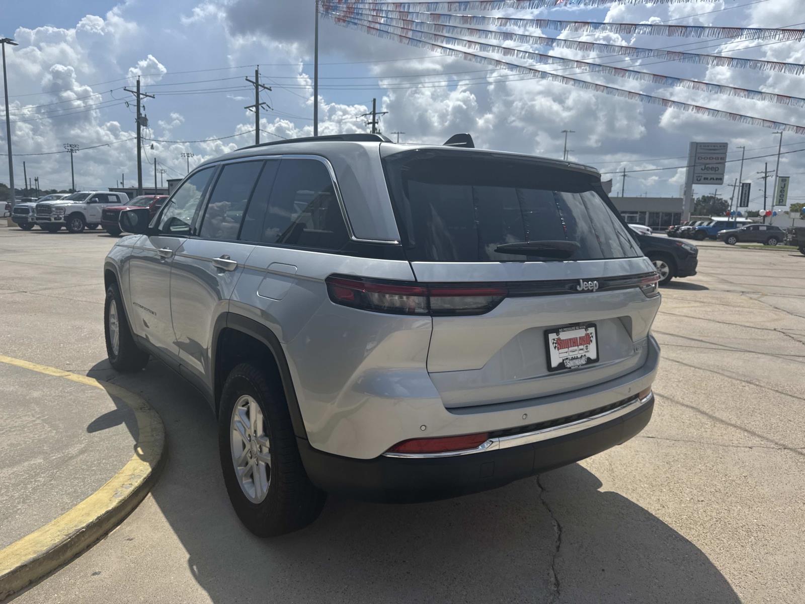 2025 Jeep Grand Cherokee Laredo photo 2