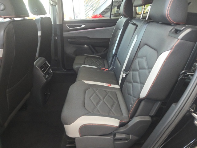 2025 Volkswagen Atlas Peak Edition SE photo 12