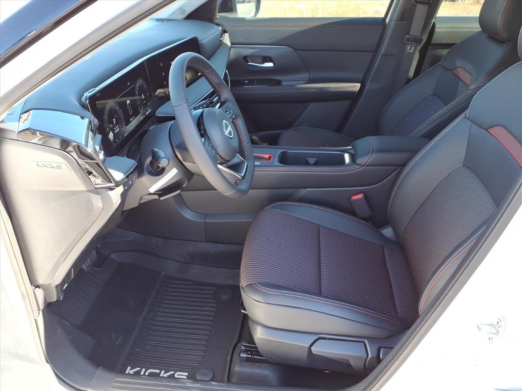 2026 Nissan Kicks SR photo 4