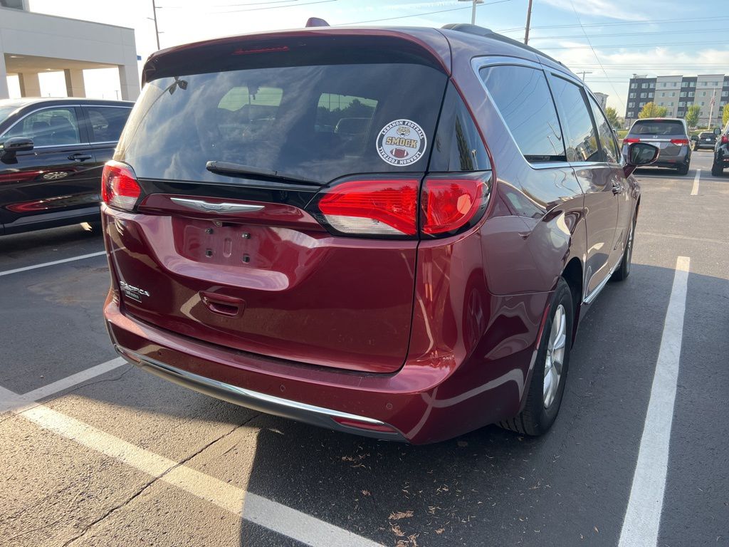 2017 Chrysler Pacifica Touring L photo 3