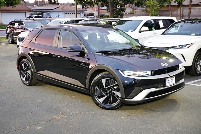 Used 2025 Black Hyundai SEL image 2